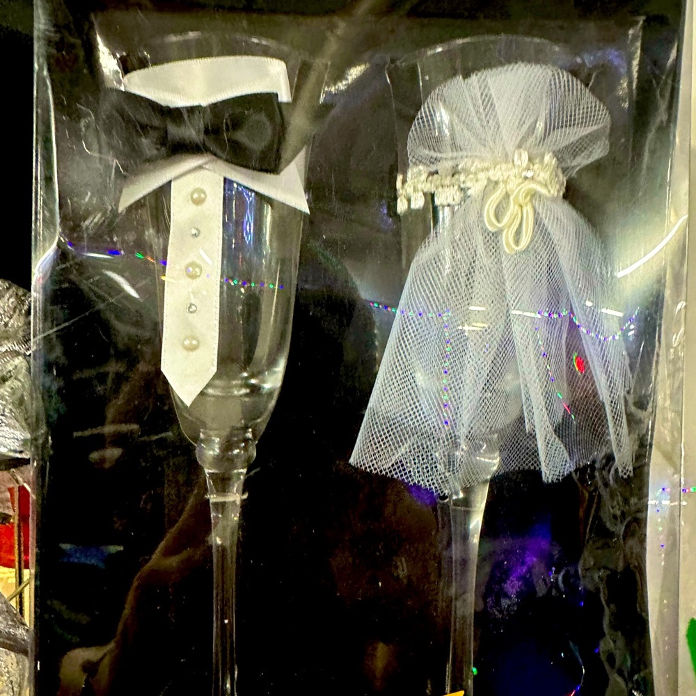 Set of 2 wedding wine glasses
